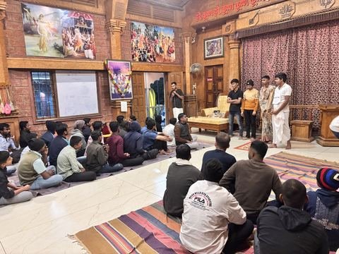 इस्कॉन सातारा येथील युवा कार्यक्रम — छायाचित्र १३ / १७
