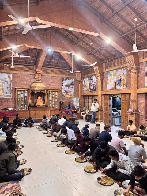इस्कॉन सातारा येथील युवा कार्यक्रम — छायाचित्र १५ / १७