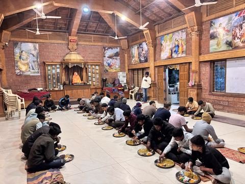 इस्कॉन सातारा येथील युवा कार्यक्रम — छायाचित्र १६ / १७
